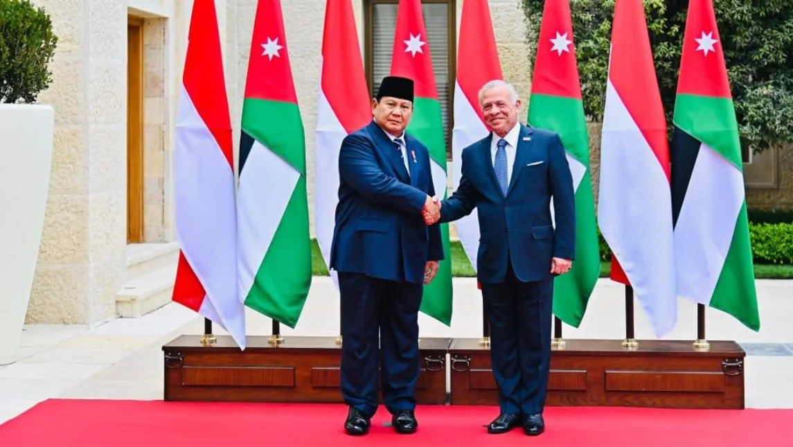 Presiden Republik Indonesia Prabowo Subianto melakukan kunjungan resmi kepada Raja Yordania, Abdullah II bin Al-Hussein, pada Senin, 14 April 2025, di Istana Al Husseiniya, Amman, Kerajaan Yordania Hasyimiyah.