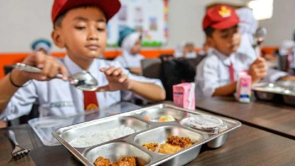 Siswa menikmati makan bergizi gartis, salah satu program prioritas pemerintah (Dok : Int).
