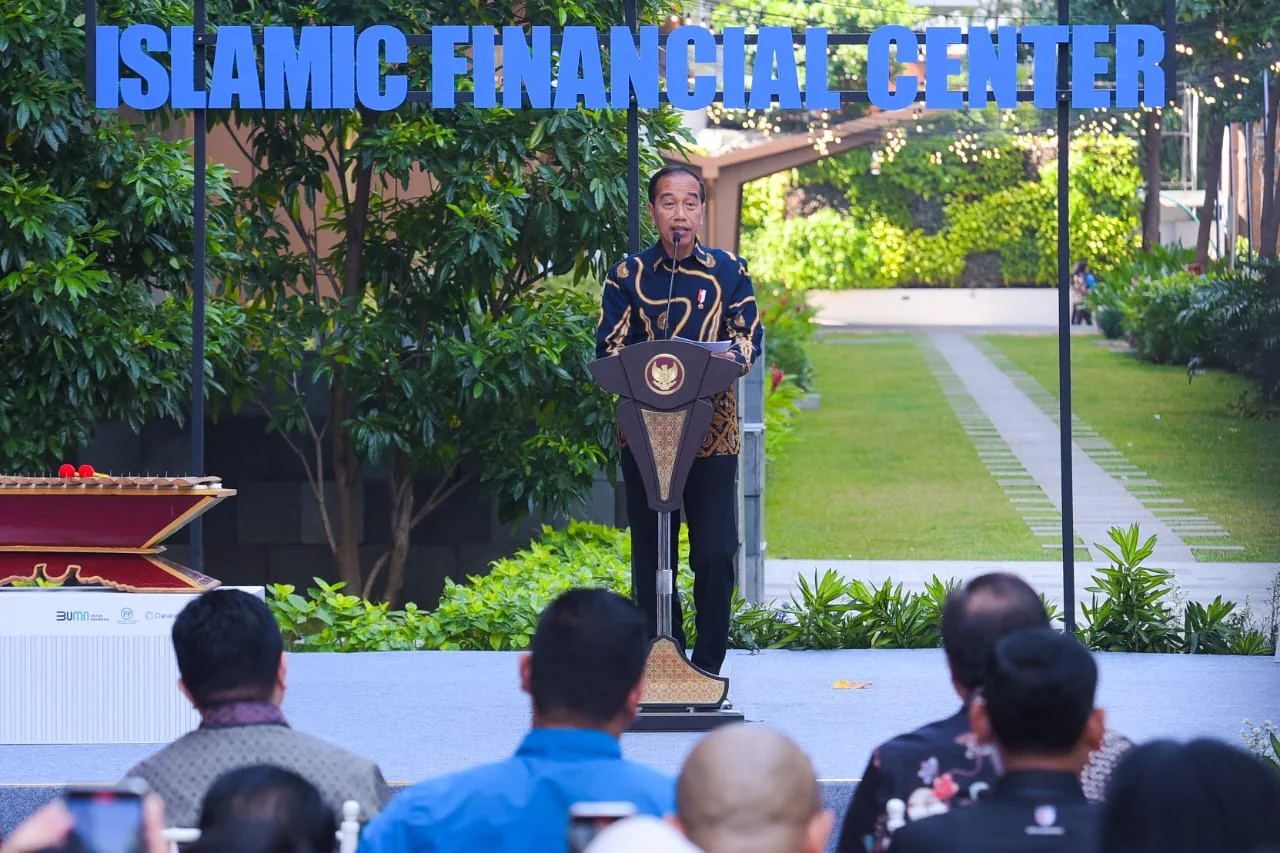 Presiden Joko Widodo (Jokowi) memberikan sambutan sekaligus meresmikan Kawasan Indonesia Islamic Financial Center, Selasa (17/09/2024) di Menara Danareksa, Jakarta.