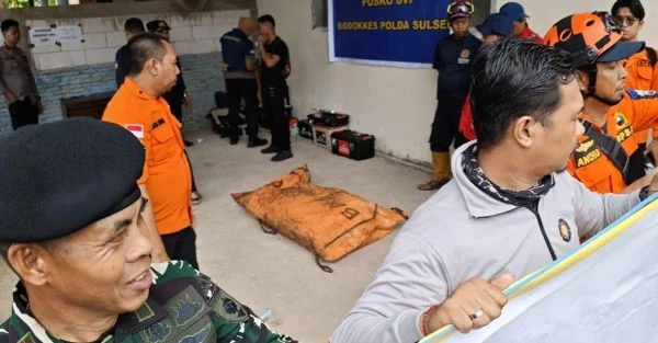 Satu jasad korban kecelakaan pesawat ATR 42-500 milik Indonesia Air Transport (IAT) yang mengalami kecelakaan diduga menabrak gunung yang ditemukan tim SAR Gabungan (Dok : Ist).