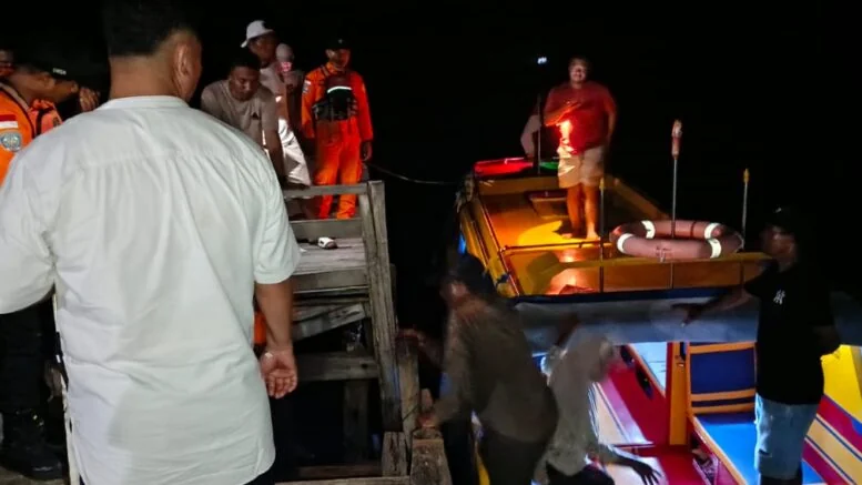 Petugas mengevakuasi puluhan penumpang KM Holy Marry yang kandas di perairan Morotai, Maluku Utara.