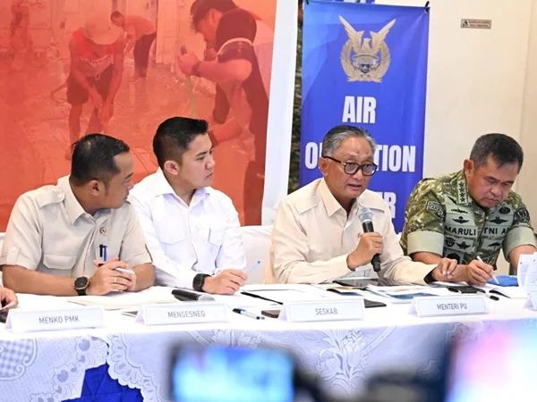 Menteri PU, Dody Hanggodo saat memberikan  keterangan pers di Posko Terpadu Penanggulangan Bencana Alam, Pangkalan TNI AU Halim Perdanakusuma (Dok : Ist).