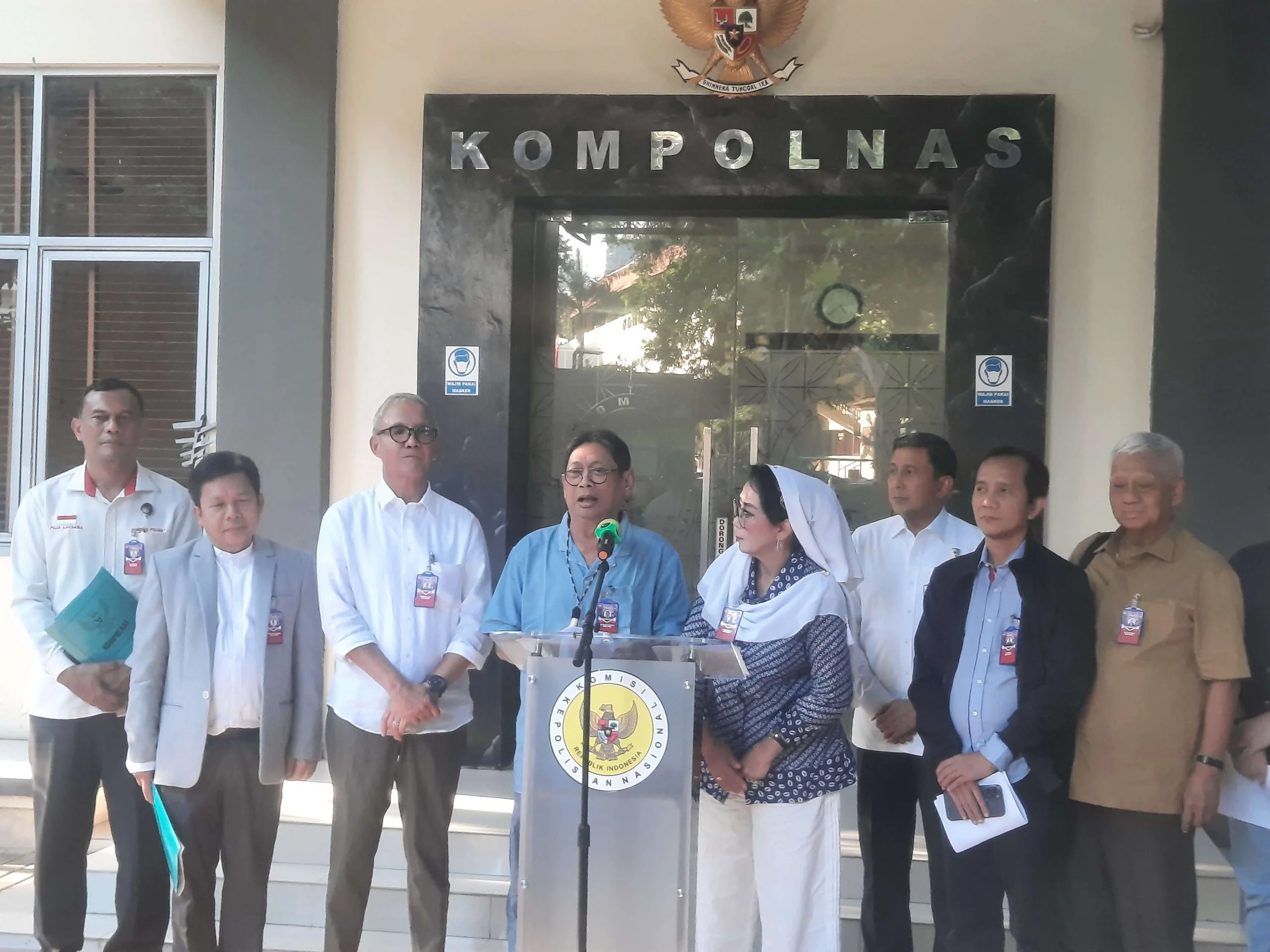 Ketua Pansel Kompolnas Prof. Hermawan Sulistyo didampingi anggota pansel lainnya, menjelaskan kepada wartawan tentang pendaftaran calon anggota kompolnas./Ist