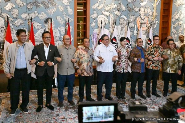 Menteri Keuangan Purbaya Yudhi Sadewa menghadiri konferensi pers pemerintah bersama Menteri Koordinator Bidang Perekonomian, Menteri Sekretaris Negara, Menteri Investasi dan Hilirisasi/Kepala Badan Koordinasi Penanaman Modal, Kepala Badan Pengaturan BUMN,