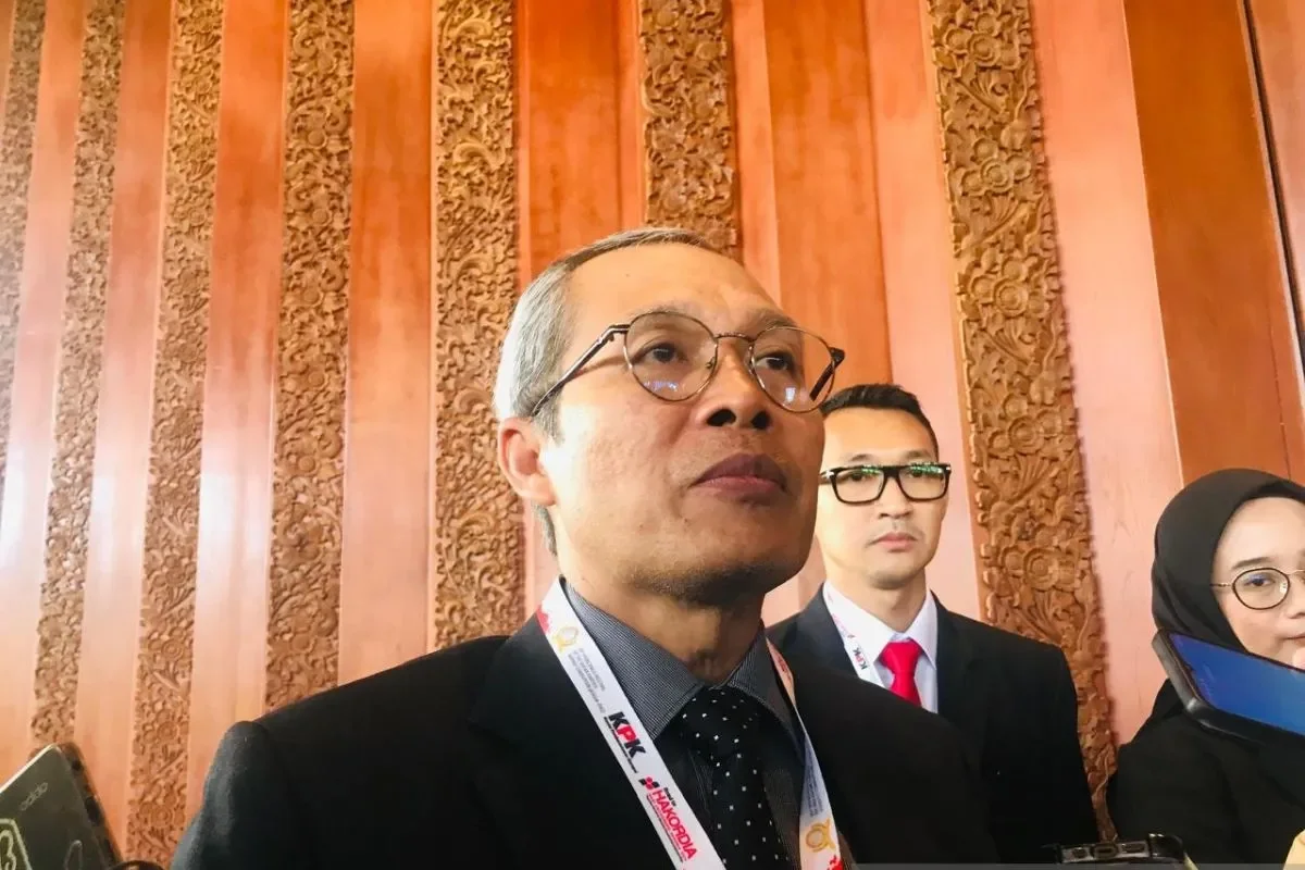 Wakil Ketua KPK Alexander Marwata memberikan keterangan kepada wartawan terkait penangkapan terhadap Penjabat (Pj) Wali Kota Pekanbaru, Riau, Risnandar Mahiwa saat ditemui di Denpasar, Bali, Selasa (3/12/2024). DOC: (ANTARA)