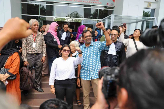 Haris Azhar dan Fatiah menemui sejumlah aktivis dan pendukung di depan PN Jaktim, Jakarta./Ist