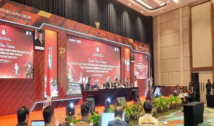 Ketua KPU Kalsel Andi Tenri Sompa saat memimpin rapat pleno terbuka rekapitulasi dan penetapan hasil penghitungan perolehan suara pada Pilgub 2024 di Ballroom Fugo Hotel Banjarmasin. DOC: (ANTARA)