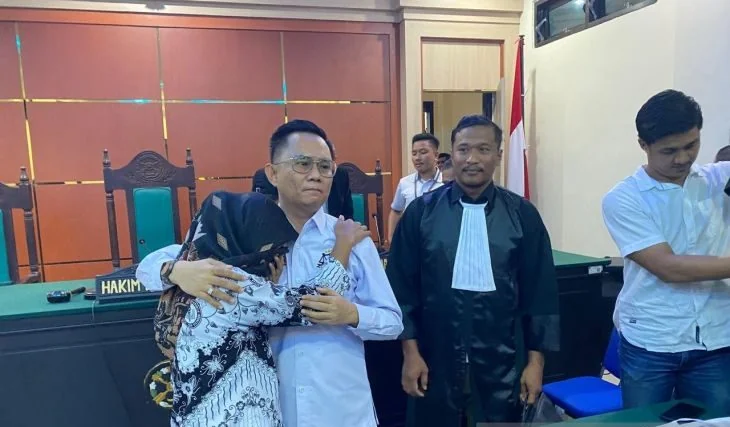 Ketua Majelis Hakim PN Andoolo Stevie Rosano saat membacakan putusan perkara guru honorer Konawe Selatan Supriyani, Senin (25/11/2024). DOC: (ANTARA/LA ODE MUH.DEDEN SAPUTRA)