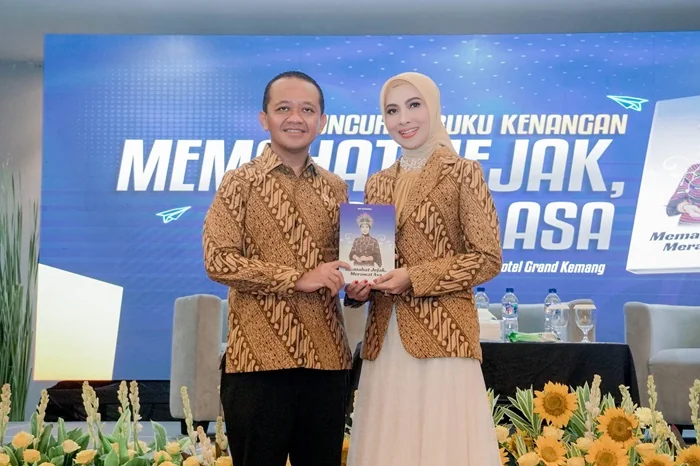Sri Suparni Bahlil dan suami.