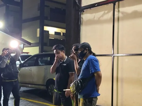 Tersangka sindikat uang palsu (Baju hitam) saat diamankan Polres Gowa (Dok : Ist).