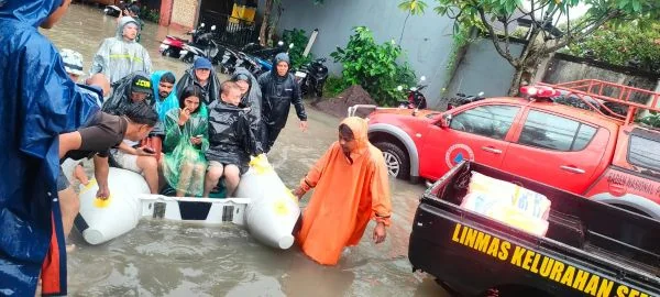 Proses evakuasi korban banjir di Bali (Dok : Ist).