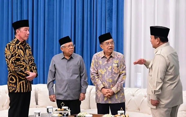 Presiden Prabowo Subianto saat berdiskusi dengan, Presiden ke-7 RI Joko Widodo, Wakil Presiden ke-13 RI Ma’ruf Amin, Wakil Presiden ke-10 dan ke-12 Jusuf Kalla (Dok : Ist).
