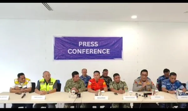 Konferensi pers pencarian pesawat ATR yang hilang di Gunung Bulusaraung, Pangkep (Dok : Ist).