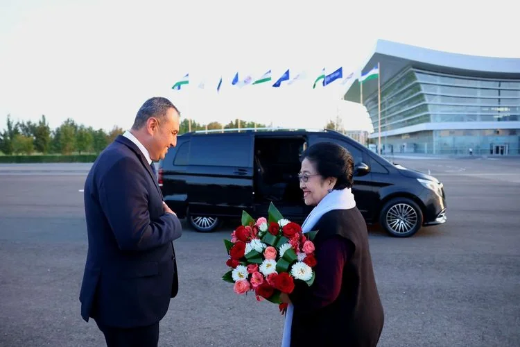 Presiden ke-5 RI Megawati Soekarnoputri saat disambut Wakil Gubernur Samarkand Rustam Kobilov saat tiba di Uzbekistan./Ist
