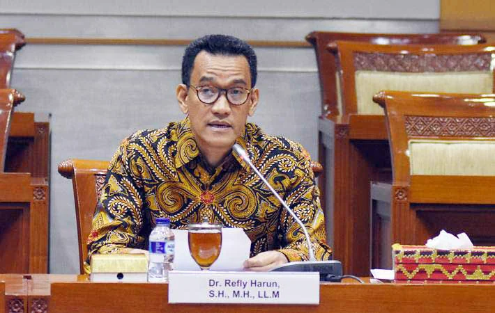 Peserta seleksi calon Hakim Mahkamah Konstitusi (MK) Refly Harun menyampaikan pendapatnya saat mengikuti uji kelayakan dan kepatutan calon Hakim MK oleh Komisi III DPR di Kompleks Parlemen, Senayan, Jakarta, Rabu (6/2/2019). Komisi III DPR menggelar uji k