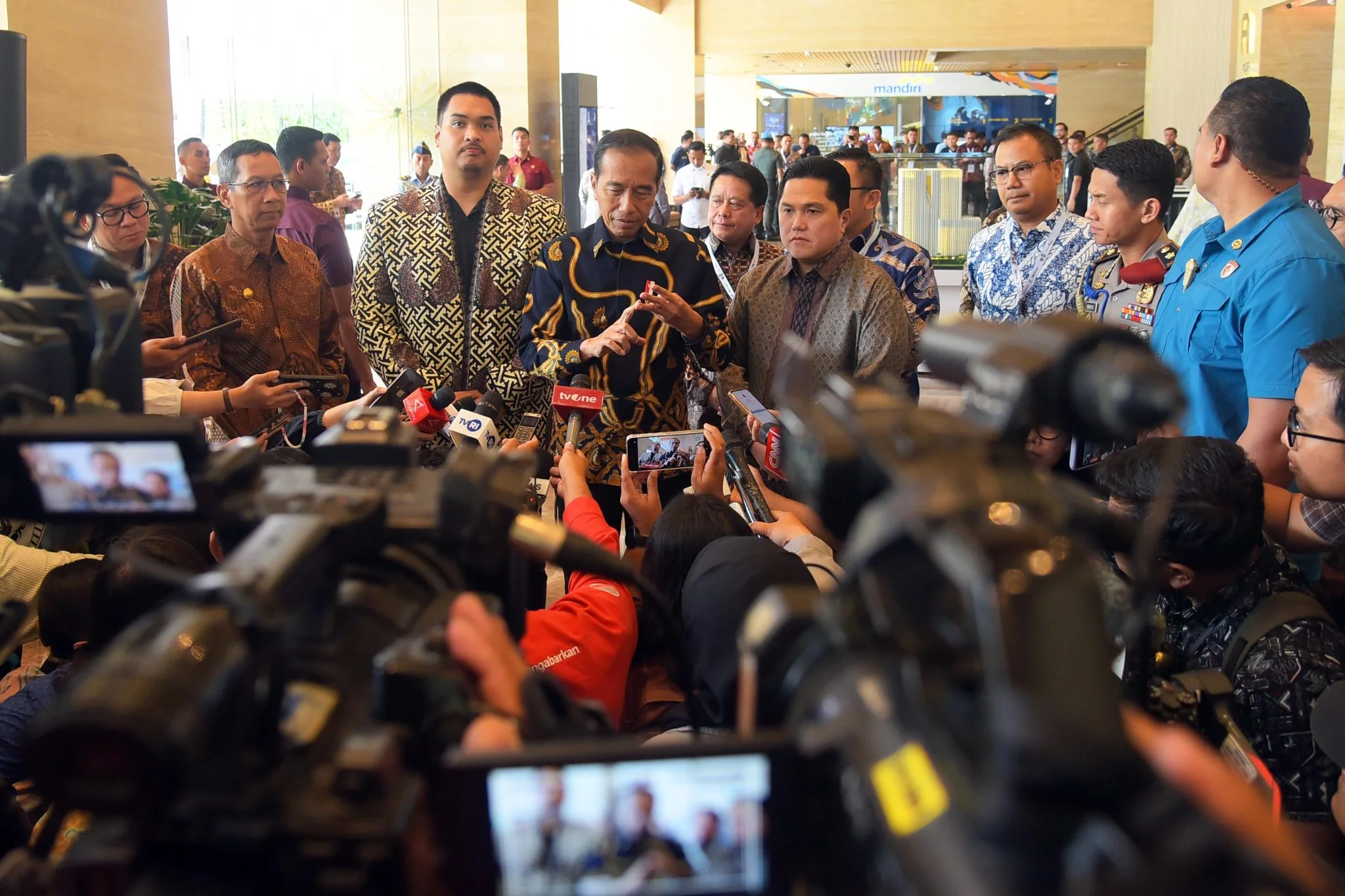 residen Joko Widodo (Jokowi) memberikan keterangan pers usai Peresmian Kawasan Indonesia Islamic Financial Center dan Kantor FIBA Indonesia di Menara Danareksa, Jakarta.