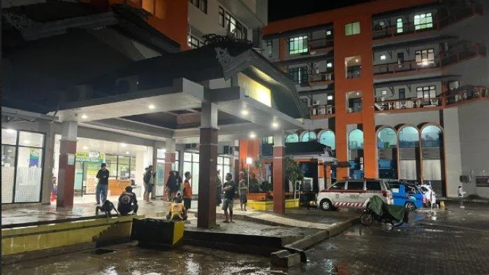 Suasana di depan IGD RSUD Ulin Banjarmasin, Tampak Sejumlah Relawan Sedang Berada Di Depan IGD.  Perkelahian diduga terjadi di Jalan Kelayan B. DOC: (TRIBUN TIMUR)