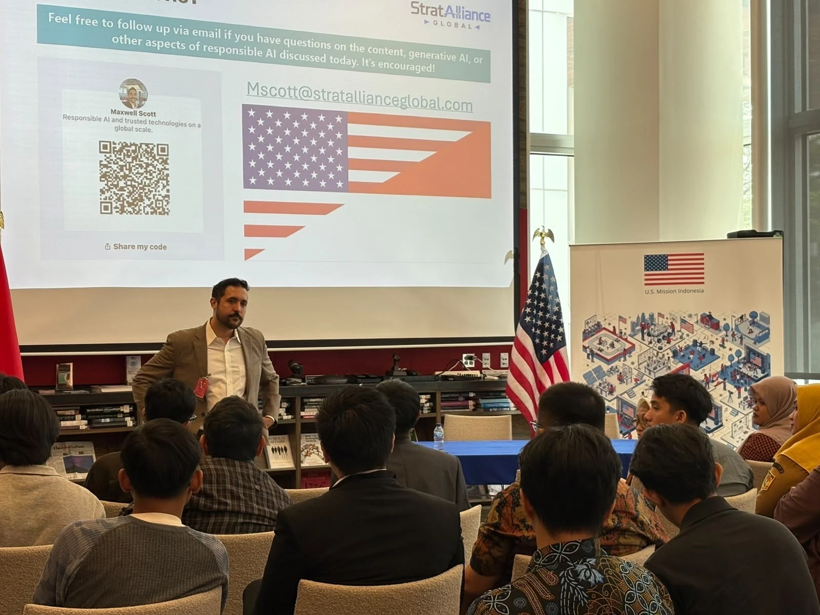 Pakar dan Penasihat Tata Kelola AI asal Amerika Serikat, Maxwell Scott dalam diskusi “AI and Emerging Technology” yang digelar bersama Asosiasi Media Siber Indonesia (AMSI) Kalimantan Timur dan Kedutaan Besar Amerika Serikat (Dok: KabarIndonesia).