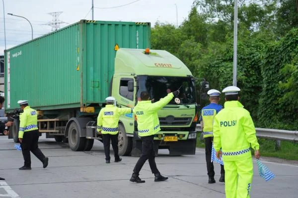 Korlantas Polri melalui Induk PJR Cikampek menerapkan pengawal operasional kendaraan angkutan barang sumbu tiga atau lebih di ruas jalan tol (Dok : Ist).