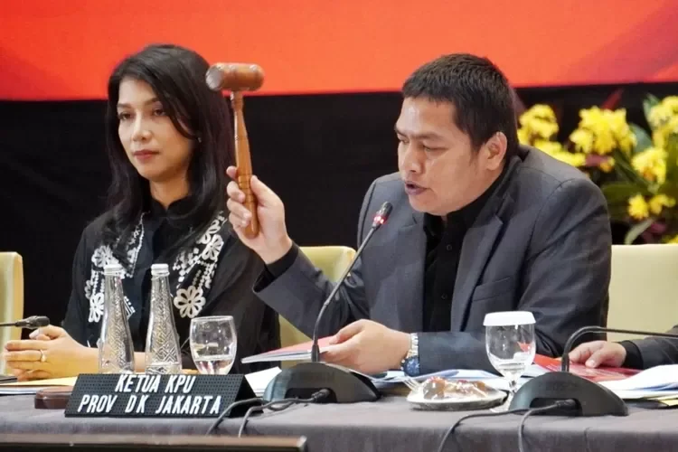 Ketua KPU DKI Jakarta Wahyu Dinata saat memimpin raoat pleno rekapitulasi hasil suara Pilkada Jakarta 2024 tingkat provinsi. DOC: (INT)