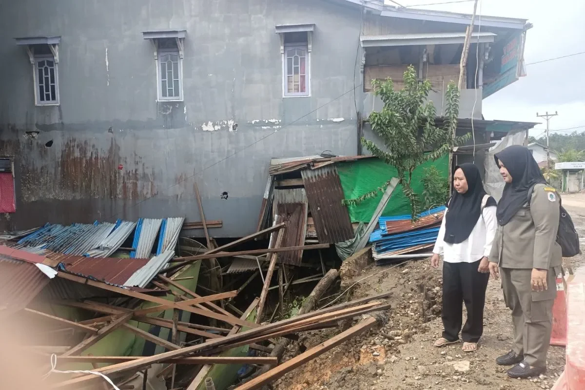 Kondisi satu unit bangunan BUMDes yang ambruk terbawa tanah longsor di Desa Nanga Semangut, Kecamatan Bunut Hulu, Kabupaten Kapuas Hulu, Provinsi Kalimantan Barat. DOC: (ANTARA)