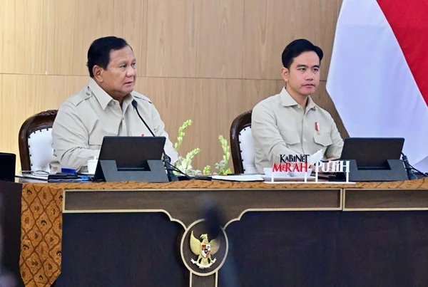 Presiden Prabowo Subianto bersama Wakil Presiden Gibran Rakabuming Raka saat memberikan Taklimat Awal Tahun kepada jajaran Kabinet Merah Putih di seluruh negerinya, Hambalang, Kabupaten Bogor, Jawa Barat (Dok : Ist).