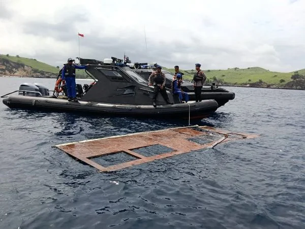Tim SAR gabungan menemukan serpihan badan wisata KM Putri Sakinah di perairan Pulau Padar, Labuan Bajo (Dok : Ist).