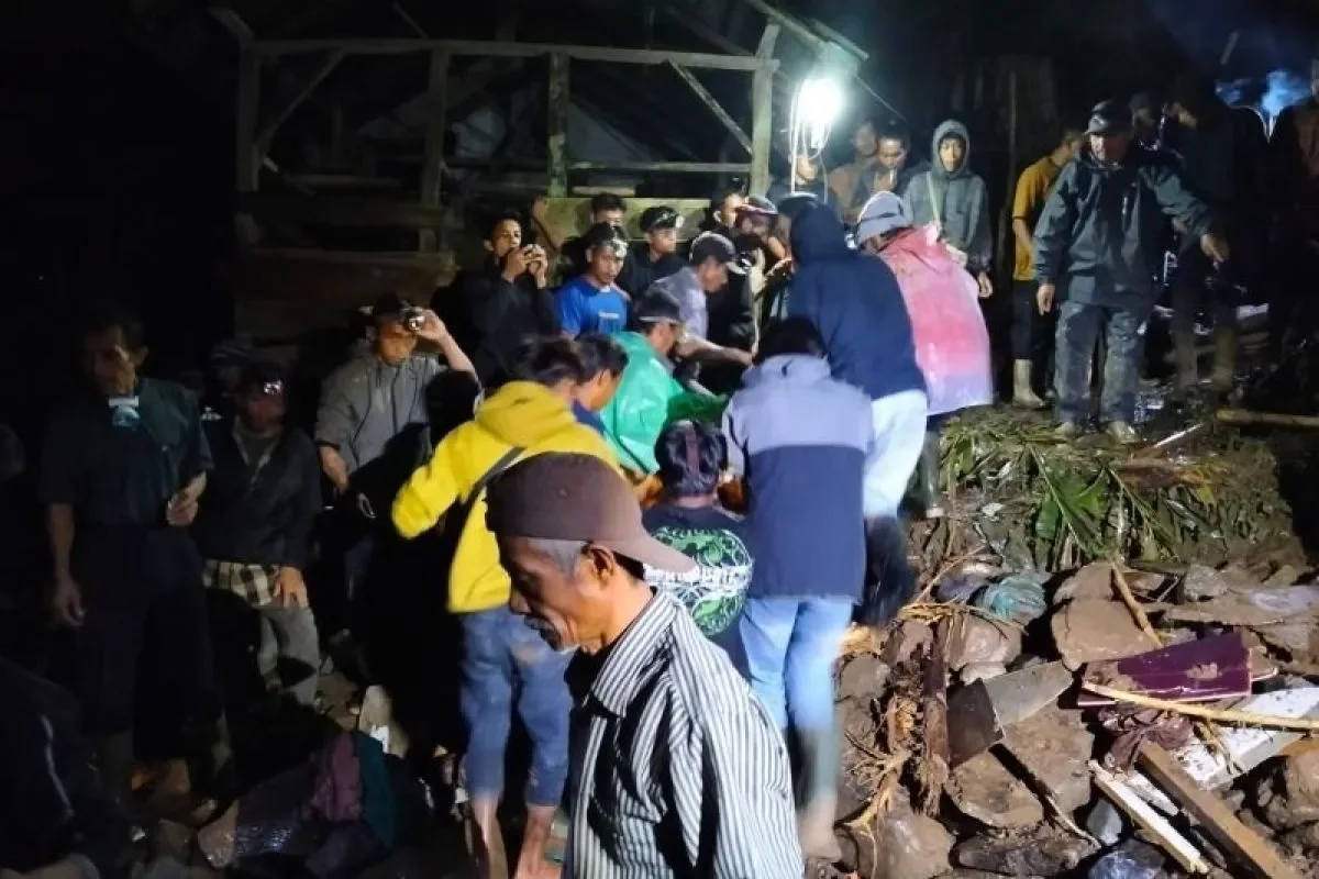 Istimewa - Warga Kiararambai, Garut, Evakuasi Korban Longsor di Tengah Malam, Proses Dilakukan Manual