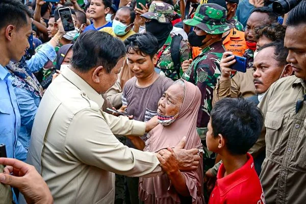 Presiden Prabowo saat saat mengunjungi Posko Pengungsian di Jembatan Aceh Tamiang (Dok : Ist).