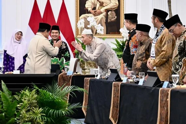Presiden Prabowo saat bertemu para pimpinan organisasi kemasyarakatan (ormas) dan tokoh-tokoh agama Islam, serta pimpinan pondok pesantren di Istana Merdeka (Dok : Ist).