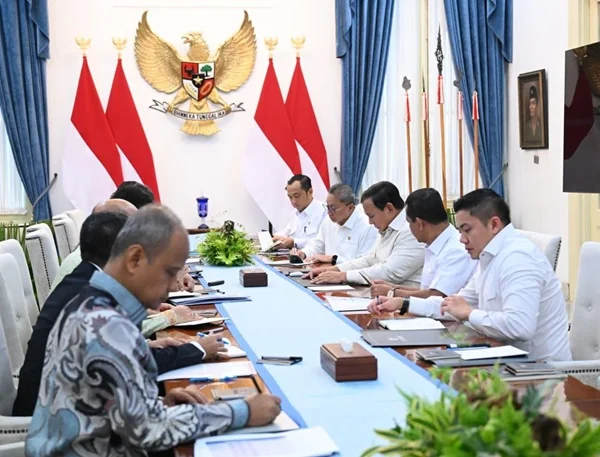 Presiden Prabowo Subianto menggelar rapat terbatas bersama sejumlah menteri Kabinet Merah Putih di Istana Merdeka, Jakarta (Dok : Ist).