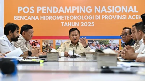 Presiden Prabowo Subianto saat memimpin rapat koordinasi di Posko Terpadu Penanganan Bencana di Pangkalan Udara TNI AU (Lanud) Sultan Iskandar Muda, Kabupaten Aceh Besar (Dok : Ist).
