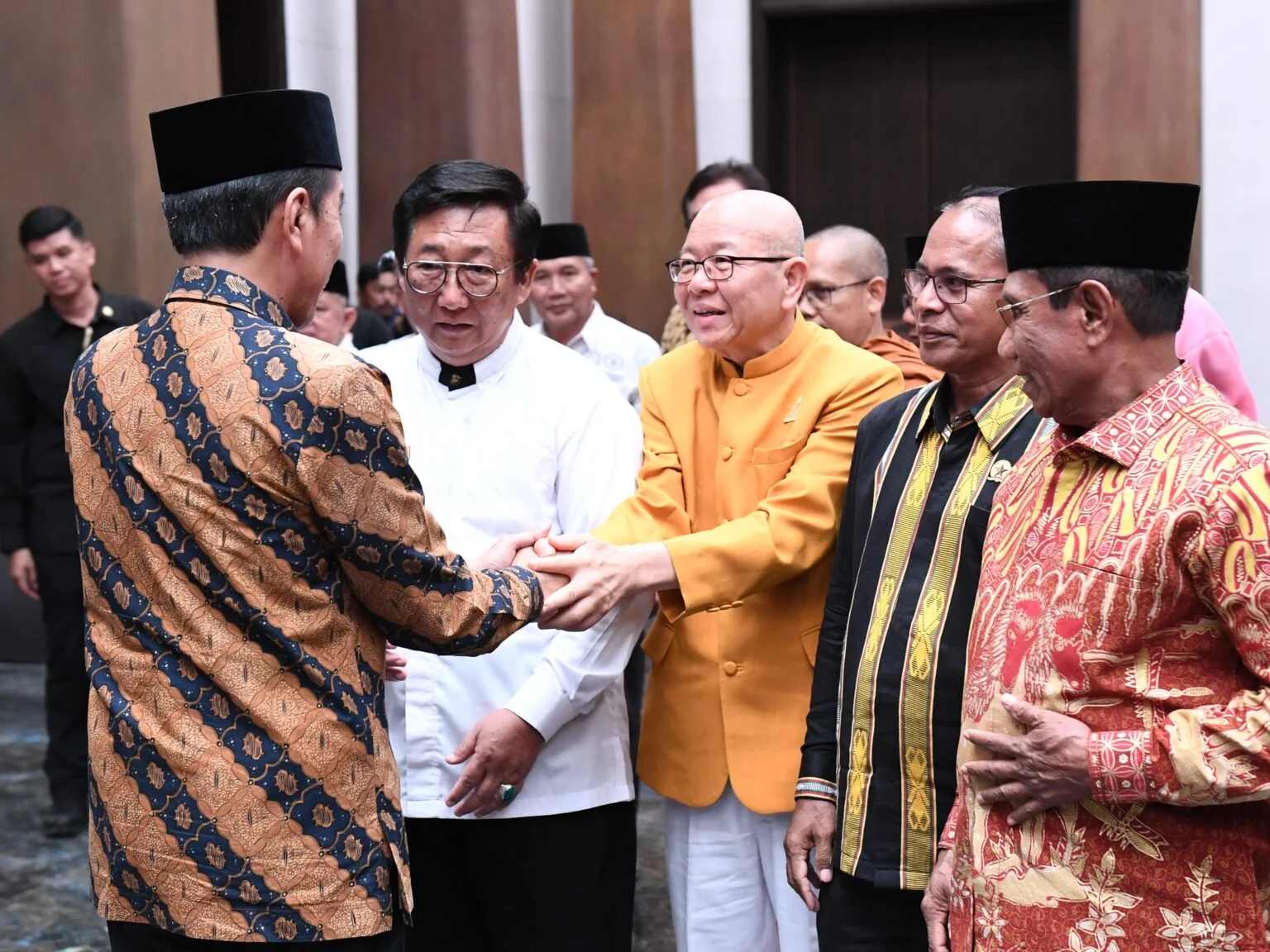 Presiden Joko Widodo (Jokowi) menghampiri peserta dalam acara Silaturahmi dengan Asosiasi Forum Kerukunan Umat Beragama Se-Indonesia (AFKUBI), yang digelar di Istana Negara, Ibu Kota Nusantara, Provinsi Kalimantan Timur./Ist