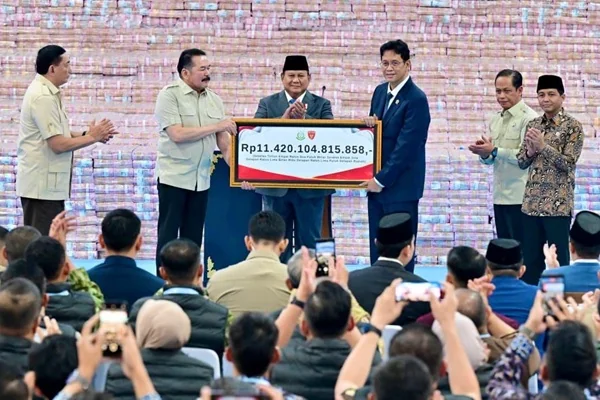 Penyerahan denda administratif dan penguasaan kembali kawasan hutan tahap VI di Kompleks Kejaksaan Agung Republik Indonesia (Dok : Ist).