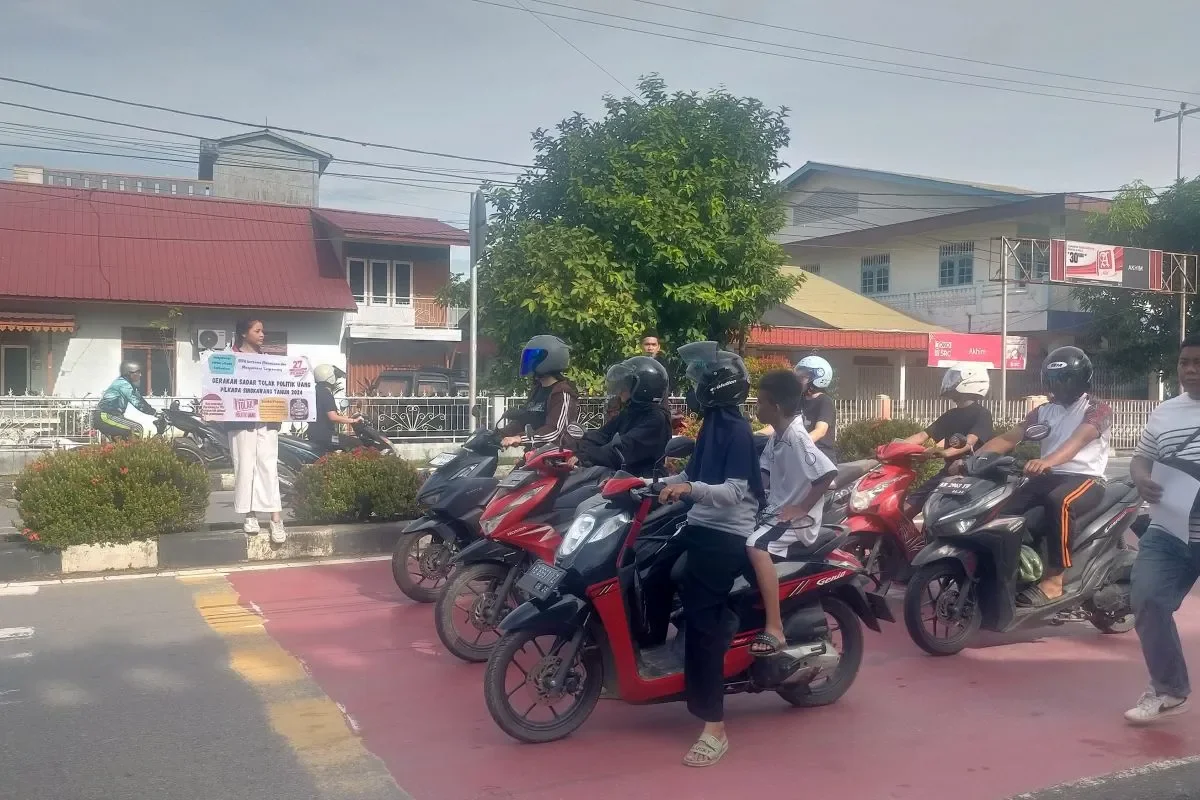 Kampanye tolak politik uang di perempatan jalan Diponegoro Singkawang. DOC: (ANTARA)
