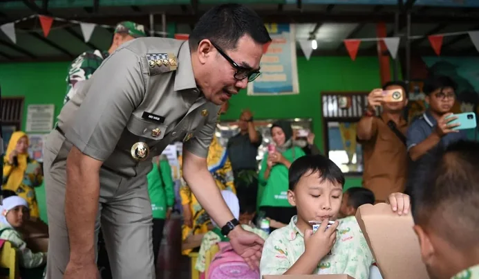 Wali Kota Samarinda Andi Harun saat memantau uji coba Makan Bergizi Gratis pada salah satu PAUD di Samarinda, Kaltim. (ANTARA)