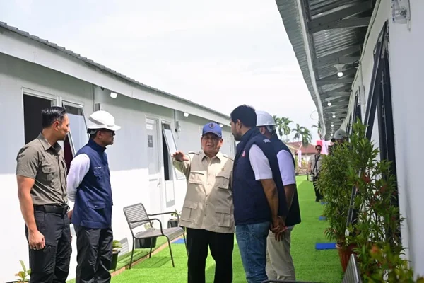 Presiden Prabowo Subianto saat  melakukan rangkaian kunjungan kerja ke sejumlah daerah terdampak bencana (Dok : Ist).