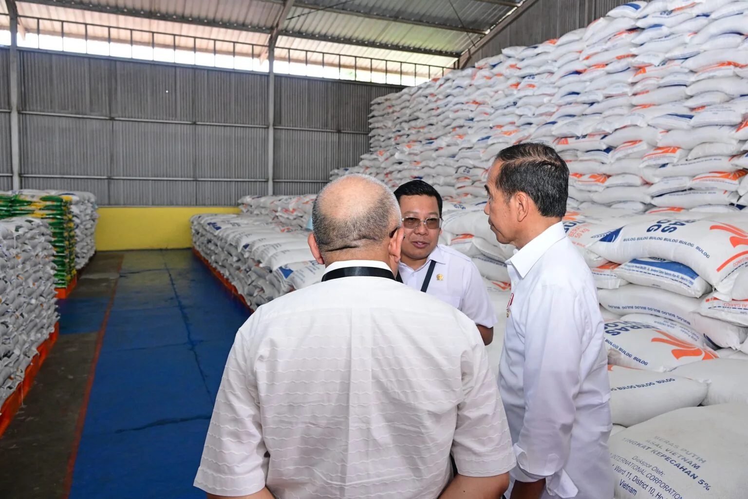 Presiden Joko Widodo (Jokowi) melakukan peninjauan ketersediaan beras dan penyerahan bantuan cadangan pangan pemerintah di Komplek Pergudangan Tanah Grogot, Kabupaten Paser, Provinsi Kalimantan Timur./Ist