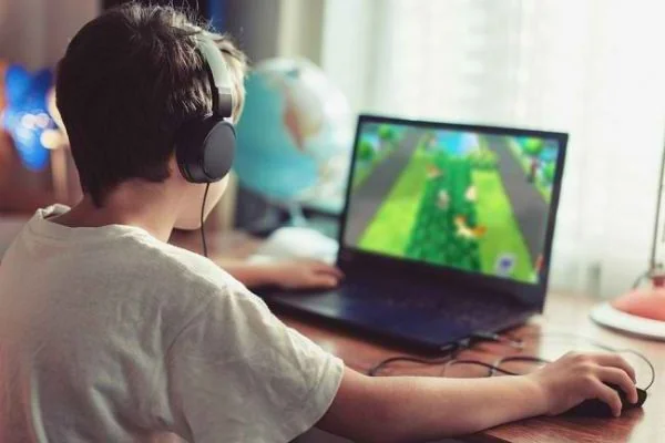 Anak bermain game online (Dok : Int).