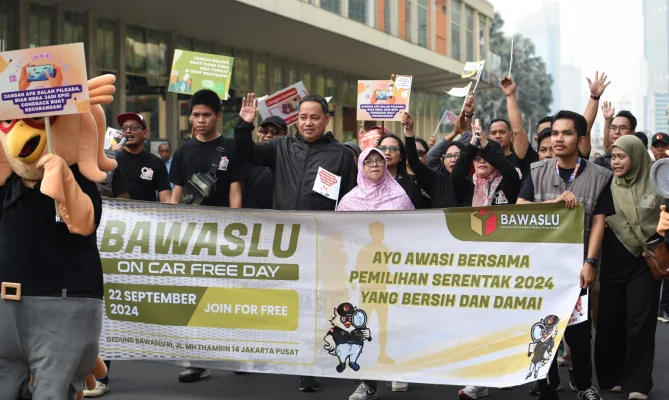 Bawaslu mengajak warga yang berolahraga di Kawasan car free day (CFD) Jakarta untuk ikut mengawasi Pemilihan 2024 Jakarta./Ist