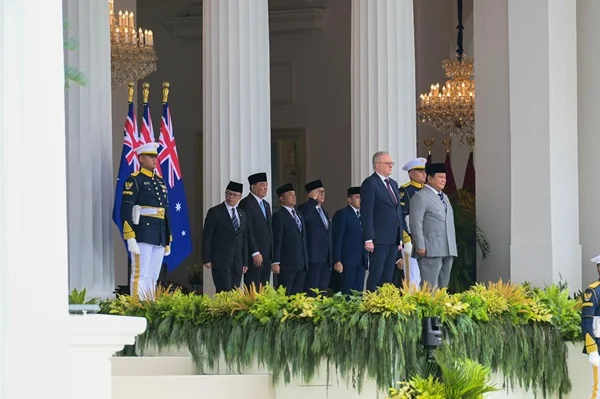 Menteri Luar Negeri (Menlu) Sugiono saat menyambut kedatangan Perdana Menteri Australia Anthony Albanese (Dok : Ist).
