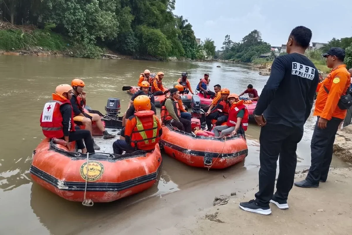 Kantor Pencarian dan Pertolongan (Basarnas) Medan melalui POS SAR Tanjung Tanjung Balai bersama tim SAR gabungan mengevakuasi seorang pria yang hanyut di Sungai Asahan tepatnya di Kelurahan Kisaran Timur, Kecamatan Kisaran Timur, Kabupaten Asahan,Sumatera