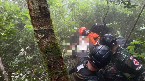 Tim SAR saat mengevakuasi korban pertama kecelakaan pesawat ATR 42-500 rute Yogyakarta–Makassar (Dok : Ist).