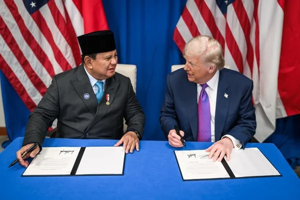 Presiden Indonesia bersama Presiden Amerika Serikat saat menandatangani perjanjian dagang RI-AS (Dok : Ist).