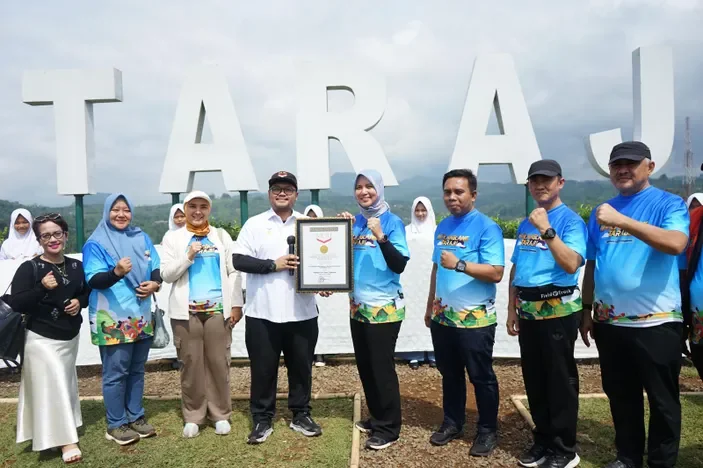 Desa Taraju, Kecamatan Taraju, Kabupaten Tasikmalaya berhasil meraih prestasi gemilang dengan memecahkan rekor MURI untuk Tenun Bulu Motif Turih Wajit terpanjang, /dok BI Tasikmalaya/