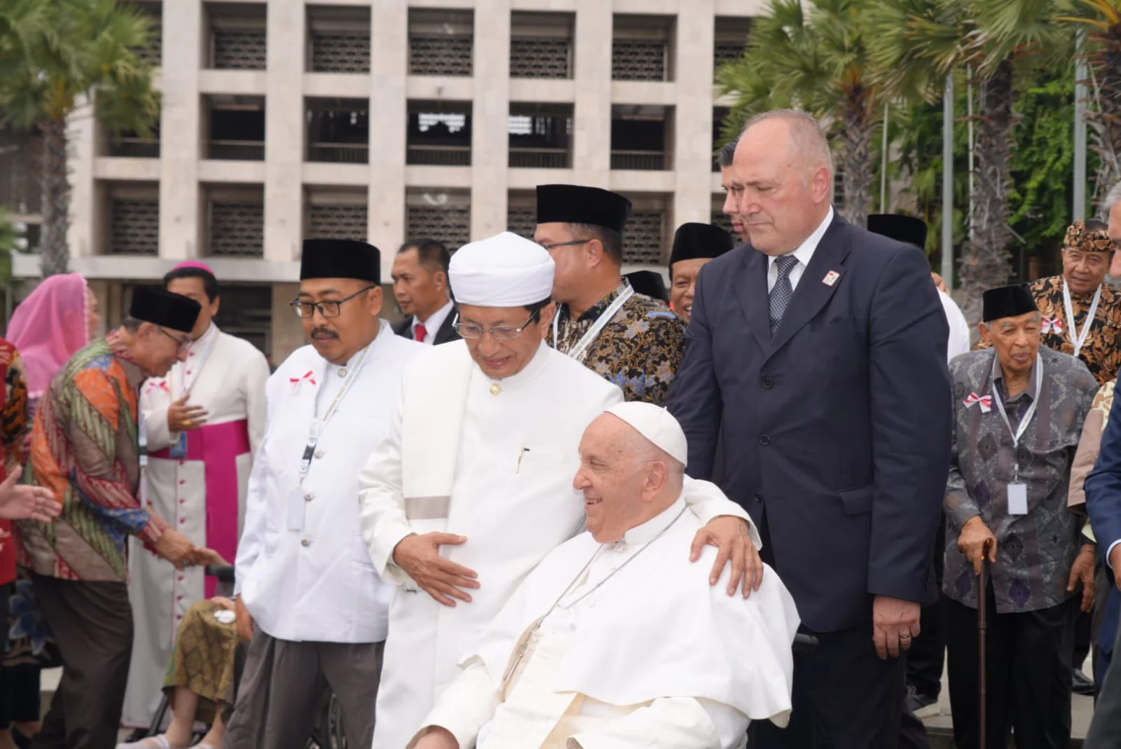 Pemimpin Gereja Katolik Dunia sekaligus Kepala Negara Vatikan, Paus Fransiskus mengunjungi Masjid Istiqlal di Jakarta.