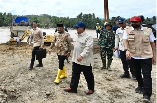 Presiden Prabowo Subianto meninjau langsung sejumlah titik terdampak bencana di Kabupaten Bireuen, Aceh (Dok : Ist).
