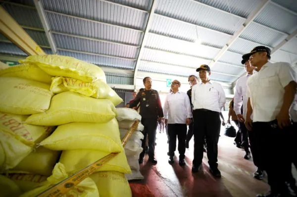 Menteri Pertanian Andi Amran Sulaiman melakukan inspeksi mendadak (sidak) di kawasan Bea Cukai Tanjung Balai Karimun, Kepulauan Riau, menyusul penangkapan ribuan ton beras ilegal (Dok : Ist).