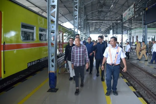 Wakil Ketua DPR RI Saan Mustopa saat kunjungan kerja di Stasiun Cikampek, Karawang, Jawa Barat (Dok : Ist).