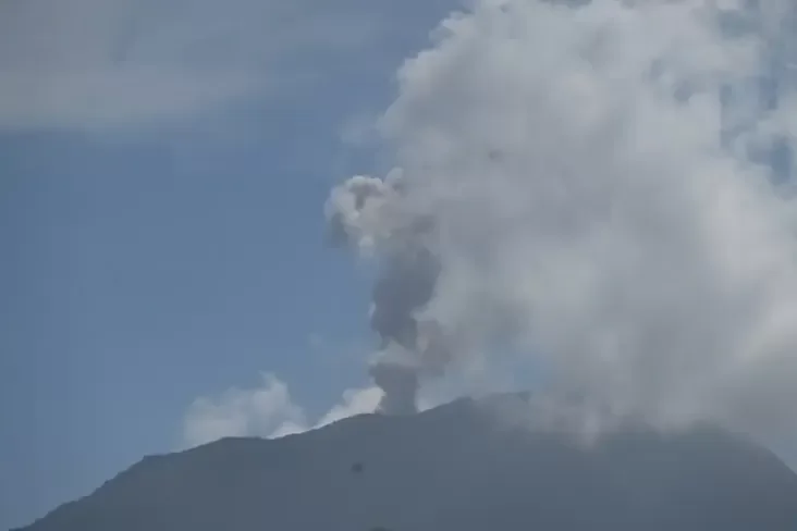 Gunung Ibu di Halmahera Barat, Maluku Utara mengalami tiga kali erupsi, Kamis (14/1/2024) pagi.(SindoNews).